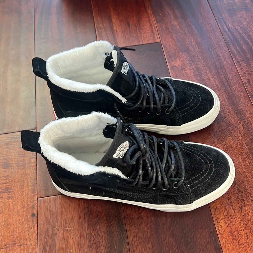 Never worn Vans SK8-Hi shoes Women US 7.5 no tag and box